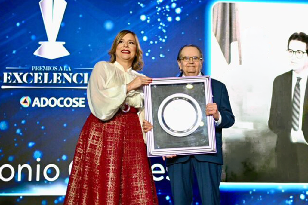 RECONOCIMIENTO A LA TRAYECTORIA DEL SR. ANTONIO CÁCERES
